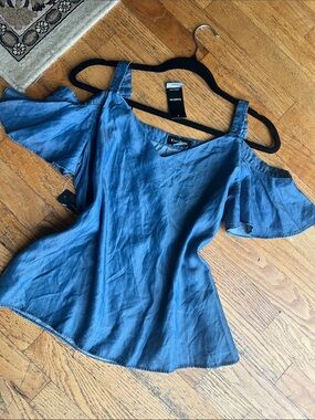 bebe Light Blue Cold-Shoulder Chambray flowy top Camisole / Small